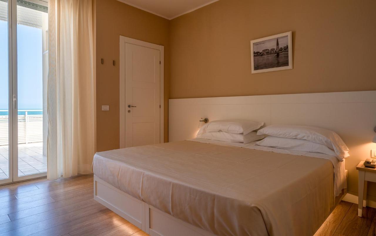 Hotel Bristol Cattolica Bagian luar foto